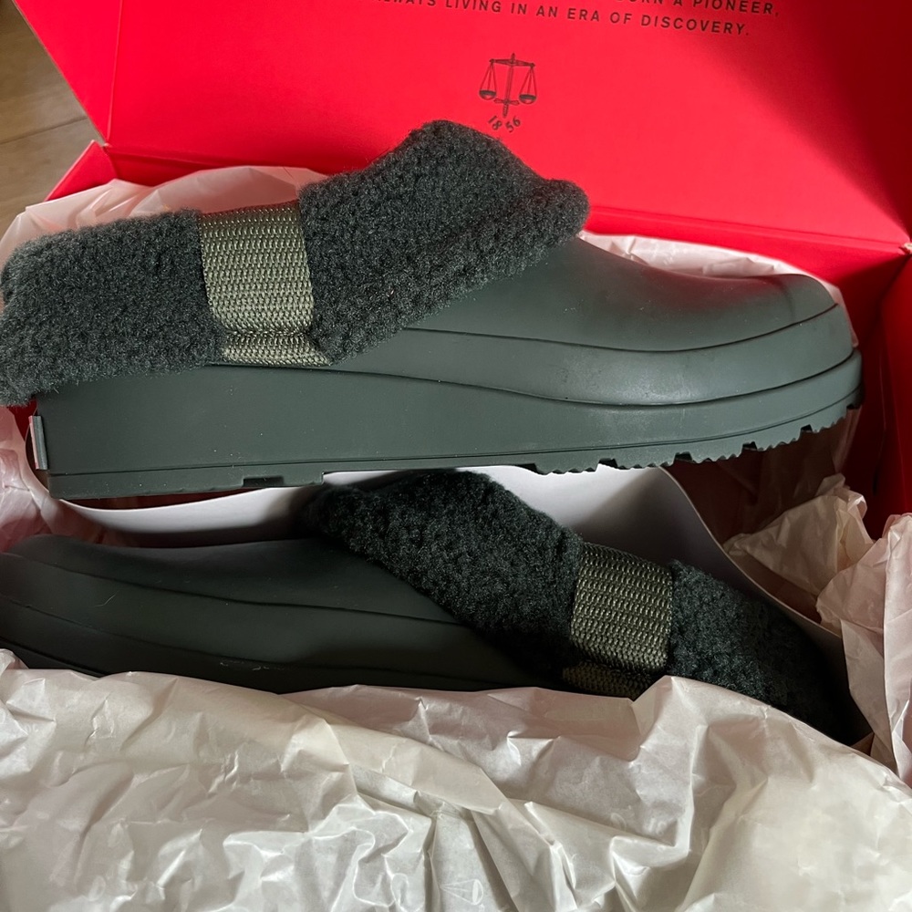 Hunter Women’s Play insulated shearling clogs in Hunter Green